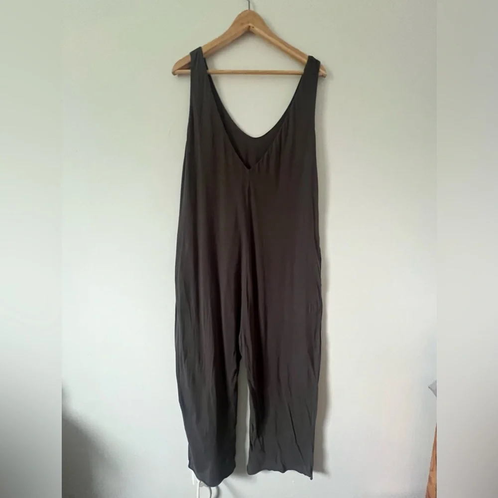 Lunya 100% Organic Pima Cotton Double V Jumpsuit Gray Medium Lightweight Capri - Picture 4 of 7